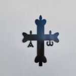 Descubre cómo combinar cruces cristianas con estilo en la decoración